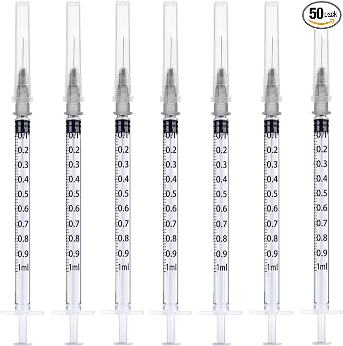 JERINGAS. De plástico, con bajo espacio muerto para la aplicación de vacuna contra COVID-19, capacidad 0.5 mL para dosis predefinida de biológico, con émbolo de seguridad que permite la inutilización de la misma después de su uso. Contiene dos agujas: a) una de calibre 20G x 32 mm para cargar la jeringa con el biológico y b) otra de calibre 22G x 32 mm aplicar el biológico. Estéril y desechable. Empaque protector individual y graduación en décimas de milímetros. Caja contenedora con 40, 50 o 100 piezas.