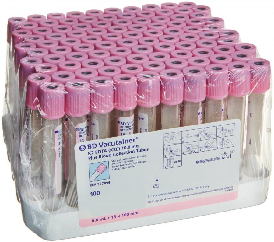 Tubos Tubo sistema para toma y recolección de sangre de plástico PET al vacío (13 x 75 mm) desechable para adulto con EDTA K2 (5.4 mg) aplicado por aspersión en la pared del tubo tapón café claro con silicón como lubricante volumen de drenado 2 ml (+0.3 ml). Etiquetados individualmente con número de lote y fecha de caducidad. Con tapón de seguridad. Estéril. Caja con 100 tubos.