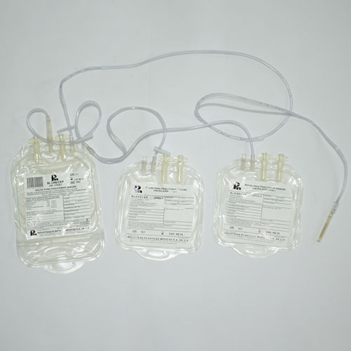 Bolsas Para recolectar y fraccionar sangre. Bolsa triple: una para recolectar 450-500 ml con 67.5-75 ml de solución ACD y un tubo colector integral con aguja No. 15 o 16 G dos bolsas de 300 ml unidas a la primera por tubo. Pieza o envase colectivo.
