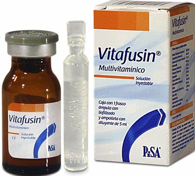 Multivitaminas. Solución Inyectable Infantil. Cada frasco ámpula con liofilizado contiene: Retinol (vitamina A) 2000.0 UI. Colecalciferol (vitamina D3) 200.0 UI. Acetato de alfa Tocoferol (vitamina E) 7.0 UI. Nicotinamida 17.0 mg. Riboflavina 1.4 mg. Clorhidrato de piridoxina equivalente a 1.0 mg de piridoxima. Dexpanteno equivalente a 5.0 mg de ácido pantoténico. Clorhidrato de tiamina equivalente a 1.2 mg de tiamina. Ácido ascórbico 80.0 mg. Biotina 0.02 mg. Cianocobalamina 0.001 mg. Ácido fólico 0.14 mg. Vitamina K 0.2 mg. Envase con 5 frascos ámpula y 5 ampolletas con 5 ml de diluyente.