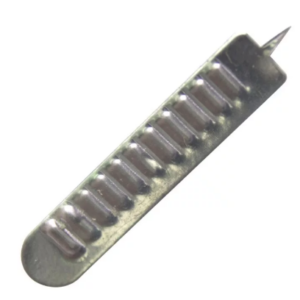 Lancetas Metálica con cuchilla rectangular y profundidad de incisión a 2.2 mm integrada a un disparador de plástico retráctil con protección individual estéril desechable. Caja con 50 piezas.