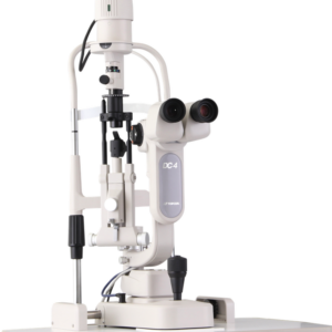 Lámpara de hendidura sin fotografía.. Equipo fijo montable sobre un estativo o mesa de elevación que permite la exploración del ojo en su conjunto (segmento anterior y posterior) con fines de diagnóstico y tratamiento. Microscopio estereoscópico con selector de 5 aumentos entre 6X y 40X con tres valores intermedios. Tubo binocular con ajuste de la distancia interpupilar. Oculares 12.5X o mayor. Con corrector de ametropías + 5 dioptrías o mayor. Proyección de la anchura y altura de la hendidura variable entre 0 hasta 9 mm o mayor. Filtros: azul verde (exento de rojo) filtro antitérmico fijo. Filtro mate (neutro) abatible para iluminación difusa. Rotación de la hendidura de + 90 grados con escala angular para ángulo de diferencia. Movimientos de espejo de reflexión en plano horizontal. Inclinación del ángulo de incidencia de 0 grados hasta 20 grados con cabezal de prisma integrado. Palanca de mando mono manual para mover el instrumento en las direcciones de las tres coordenadas con una sola mano se realizan los desplazamientos Guías y ajustes. Ajuste vertical para el acomodo disposición de altura del paciente barbiquejo y de la lámpara. Diodo-lámpara para punto de fijación. El equipo puede fácilmente ser complementado con accesorios de fotografía video y otros accesorios. Con mesa electromotorizada asimétrica con desplazamiento de altura. Lente de Hrubí para visión del fondo del ojo incluida. Tonómetro de aplanación con soporte de montaje incluido.