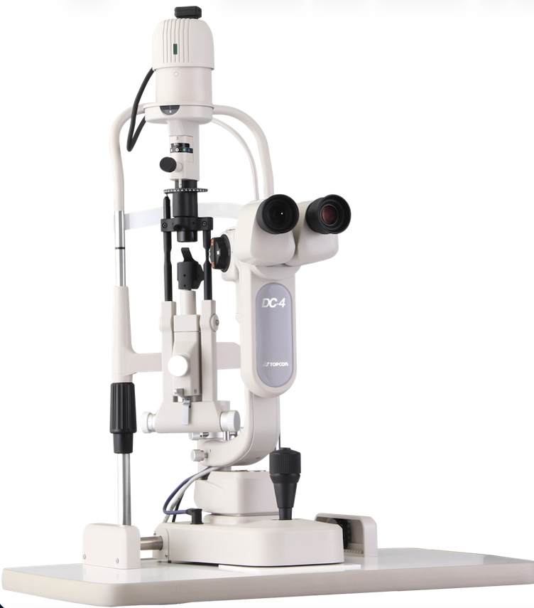 Lámpara de hendidura sin fotografía.. Equipo fijo montable sobre un estativo o mesa de elevación que permite la exploración del ojo en su conjunto (segmento anterior y posterior) con fines de diagnóstico y tratamiento. Microscopio estereoscópico con selector de 5 aumentos entre 6X y 40X con tres valores intermedios. Tubo binocular con ajuste de la distancia interpupilar. Oculares 12.5X o mayor. Con corrector de ametropías + 5 dioptrías o mayor. Proyección de la anchura y altura de la hendidura variable entre 0 hasta 9 mm o mayor. Filtros: azul verde (exento de rojo) filtro antitérmico fijo. Filtro mate (neutro) abatible para iluminación difusa. Rotación de la hendidura de + 90 grados con escala angular para ángulo de diferencia. Movimientos de espejo de reflexión en plano horizontal. Inclinación del ángulo de incidencia de 0 grados hasta 20 grados con cabezal de prisma integrado. Palanca de mando mono manual para mover el instrumento en las direcciones de las tres coordenadas con una sola mano se realizan los desplazamientos Guías y ajustes. Ajuste vertical para el acomodo disposición de altura del paciente barbiquejo y de la lámpara. Diodo-lámpara para punto de fijación. El equipo puede fácilmente ser complementado con accesorios de fotografía video y otros accesorios. Con mesa electromotorizada asimétrica con desplazamiento de altura. Lente de Hrubí para visión del fondo del ojo incluida. Tonómetro de aplanación con soporte de montaje incluido.