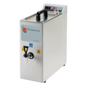 Dispensador de parafina. Contenedor de parafina fundida a una temperatura controlada para la preparación de bloques especiales de parafina. Cámara con dimensiones de 210 mm de diámetro x 400 mm de altura (±5%). Exterior de acero inoxidable. Interior de aluminio. Capacidad de 5 L (±1 L). Rango de temperatura de 40 a 75 °C (± 5%). Exactitud de ± 2%. Válvula para entrega de parafina. Filtro integrado.