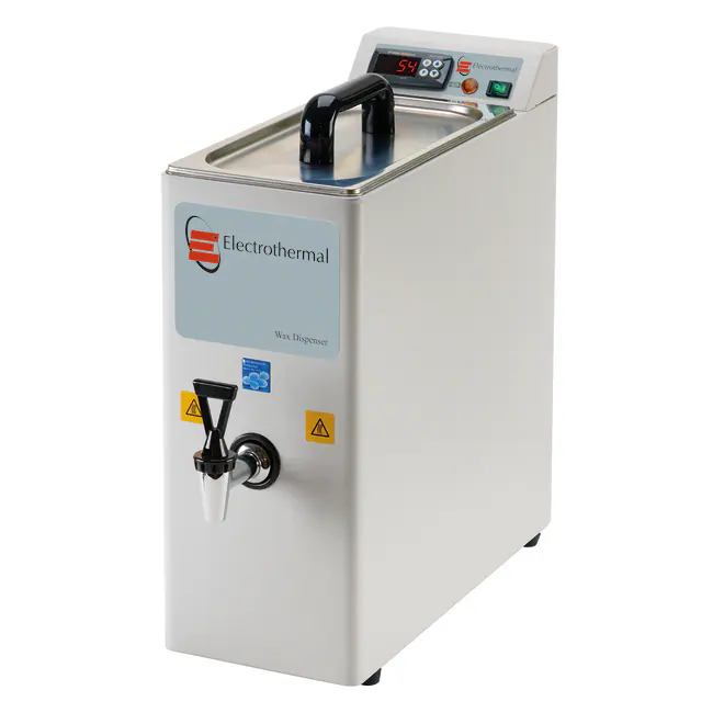 Dispensador de parafina. Contenedor de parafina fundida a una temperatura controlada para la preparación de bloques especiales de parafina. Cámara con dimensiones de 210 mm de diámetro x 400 mm de altura (±5%). Exterior de acero inoxidable. Interior de aluminio. Capacidad de 5 L (±1 L). Rango de temperatura de 40 a 75 °C (± 5%). Exactitud de ± 2%. Válvula para entrega de parafina. Filtro integrado.