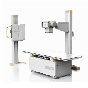 Unidad radiográfica de 500 ma cubierta desplazable.. Equipo que permite realizar radiografías de tipo general y planigrafías. Tablero flotante recorrido longitudinal * 40 cm o mayor recorrido lateral * 10 cm o mayor. Con altura ajustable de 60 cm o menor a 80 cm o mayor con Bucky integrado desplazable a lo largo de la mesa que acepte chasis de 35.56 x 43.18 cm (14 x 17 pulgadas) con rejilla oscilante focalizada a un rango entre 90 y 105 cm o mayor relación 8:1 entre 30 y 150 líneas por cm. Columna portaTubos. autosoportable al piso con longitud del soporte no mayor de 300 cm con desplazamiento sobre el soporte en un rango de 225 a 275 cm o mayor con frenos electromagnéticos. Tubo de Rayos "X" foco fino de 1.0 mm o menor foco grueso de 2.0 mm o menor velocidad del ánodo de 3000 RPM o mayor rotación del tubo de * 90 grados. Bucky vertical fijo al piso o al muro con rejilla oscilante con relación 12:1 con focalización de 180 cm con 30 líneas por cm o mayor. Que acepte chasis de 35.56 x 43.18 cm. (14 x 17 pulgadas). Aditamento planigráfico motorizado con tres ángulos entre 0 grados y 40 grados con mínimo dos velocidades. Generador de alta frecuencia controlado por microprocesador con capacidad de un rango de 50 KW o mayor con 500 mA o mayor con un rango de 40 a 125 KV en incrementos de 2 KV o menor con intervalo de tiempo de 10 milisegundos a 5 segundos con panel de control digital que despliegue: KV mA y tiempo.