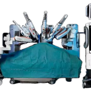 Sistema de Endoscoía para cirugía asistida por robot. Equipo médico diseñado para asistir cirugías endoscópicas sin contacto físico del cirujano con los instrumentos de operación utilizando un enfoque mínimamente invasivo y conformado por tres subsistemas principales: consola de trabajo del cirujano carro del paciente que incluye los brazos robóticos y carro de visión. 1. Consola del cirujano. Estación de trabajo fuera del campo estéril donde el cirujano realiza el procedimiento quirúrgico en posición sentado consta de los siguientes componentes: Visor estereoscópico.- Con resolución de video de al menos 1080i 3DHD con dos posibles relaciones de aspecto: ancha (16:9) y completa (5:4) acercamiento óptico de 10X acercamiento digital de 4X y audio estéreo. Visualización de mensajes e íconos informativos. Controles de mano.- Medio de control de los instrumentos quirúrgicos y los accesorios que se conectan a los brazos robóticos para los diferentes procedimientos quirúrgicos. Cuenta con sistema de retroalimentación que simula la resistencia al movimiento y la fuerza que se aplica sobre el tejido. Controles de pie (pedales).- Dispone de siete pedales dos grupos de conmutadores de pedal. Los tres conmutadores de la izquierda controlan las funciones del sistema (mando de la cámara embrague principal y cambio de brazo). Los cuatro pedales de la derecha del panel de conmutadores de pedal controlan la activación de la alimentación eléctrica para los dispositivos conectados a los conectores de alimentación del núcleo (p.ej. las unidades electroquirúrgicas o ESU). Los pedales de control de la alimentación están dispuestos dos a la izquierda y dos a la derecha. Panel táctil móvil del cirujano.- Con al menos las siguientes funciones: configuración de la imagen (brillo contaste ajustes avanzados de video) configuraciones de la cámara preferencias de visualización y acercamiento configuraciones del audio configuraciones del sistema registro de incidencias ajuste rápido bloqueo iluminación del campo quirúrgico. Paneles de control laterales.- Panel de control lateral izquierdo para modificar la configuración de ergonomía. Panel de control lateral derecho con botones de encendido y paro de emergencia. 2. Carro de visión. Torre con cuatro ruedas y sistema de freno independiente en cada rueda que se coloca fuera del campo estéril junto al carro de paciente (robot de cirugía) para su interconexión. Con al menos tres estantes o divisiones en la parte superior para colocación de equipo auxiliar al menos un cajón para guarda de cables y cabezal de la cámara. Consta de los siguientes componentes: Núcleo.- conexión central del sistema donde se dirigen las conexiones del sistema equipos auxiliares audio y video. Foco de luz.- componente que proporciona la iluminación para el campo quirúrgico y se transmite a través de una fibra óptica integrada en el endoscopio. Endoscopios.- endoscopio 3D de 12 mm con punta recta (0°) u oblicua (30°). Endoscopio 3D de 8.5 mm con punta recta (0°) u oblicua (30°). Cabezal de la cámara estereo de alta definición.- con campo de visualización de al menos 60°. Aumenta de 6 a 10 veces lo que se observa durante la cirugía abierta (sin lupas) al conectarlo a un endoscopio estéreo. Unidad de control de la cámara de alta definición.- controla la adquisición y el procesamiento de la imagen proveniente del cabezal de la cámara. Pantalla.- de al menos 24 pulgadas para visualización de la imagen quirúrgica con soporte móvil. Soportes para depósitos (tanques con gas CO2 para insuflar).- el carro de visión admite el uso de un insuflador y cuenta con dos soportes para colocar el o los tanques de CO2 en la parte lateral del carro de visión. Con sistema y/o aditamentos para instalar tanques de distintos tamaños. 3. Carro del paciente. su función principal es sostener los brazos para los instrumentos intercambiables y un brazo para la cámara cuenta con un soporte móvil que funciona con un motor eléctrico. Componentes del carro del paciente: Juntas de montaje.- articulaciones mecánicas que sirven para colocar los brazos y establecer el rango de movimiento horizontal y vertical de los mismos libertad de movimiento limitada para minimizar las colisiones y facilitar la colocación de puertos. Brazo para instrumentos.- es la parte distal del brazo en el que se conectan los instrumentos quirúrgicos el movimiento y el control de los instrumentos son guiados por el cirujano desde la consola. Brazo de la cámara.- constituye la interfaz estéril para el endoscopio 3D que es controlada desde la consola del cirujano. Unidad motorizada.- para desplazar el carro del paciente con sistema de freno. Accesorios que deben ser incluidos: cables de alimentación eléctrica para consola de cirujano carro de visión y carro del paciente. Cables del sistema para transmisión de audio video y datos entre la consola de cirujano carro de visión y carro del paciente.