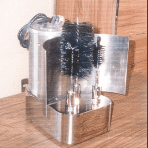 Lavador de Biberones. Eléctrico de tres Cepillos para fijar al muro y con cubierta de acero inoxidable. Corriente eléctrica 120 V/60 Hz.