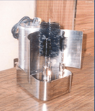 Lavador de Biberones. Eléctrico de tres Cepillos para fijar al muro y con cubierta de acero inoxidable. Corriente eléctrica 120 V/60 Hz.