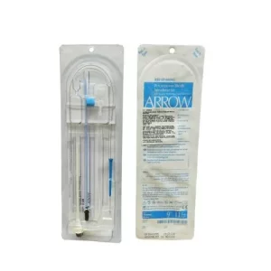Introductor de catéter arterial y venoso. Contiene: Camisa de politetrafluoretileno con válvula hemostática y extensión lateral dilatador y guía corta calibre 0.038" y longitud de 11 a 14 cm. Estéril y desechable. Calibre: 8 Fr. Equipo.