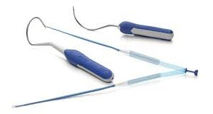 Malla para la corrección de incontinencia urinaria femenina vía vaginal abdominal o transobturador. Incluye: Introductor con empuñadura y guía rígida de metal o plástico; cinta de polipropileno cubierta con una o dos agujas en sus extremos o con puntas adecuadas al dispositivo introductor. Estéril y desechable. Envase