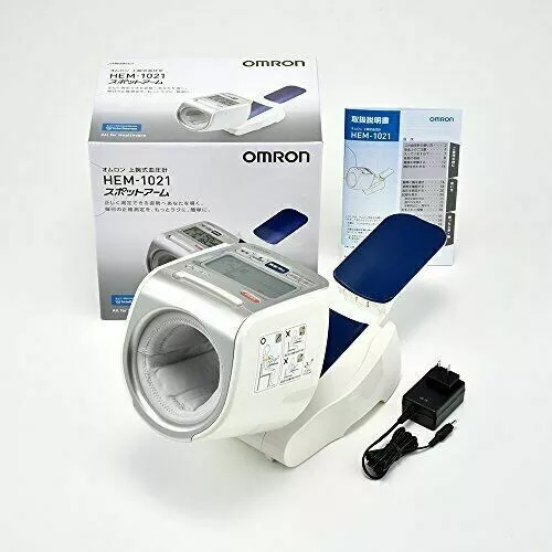 Desfibrilador externo automático portátil. Equipo desfibrilador portátil para el manejo del paro cardiaco súbito por fibrilación o taquicardia ventriculares. Aparato portátil con dimensiones aproximadas: altura 6 cm ancho 22 cm y profundidad 20 cm de peso aproximado 2 Kg con sistema auditivo y textos en español con capacidad de realizar en forma automática pruebas diarias de autoverificación con pantalla integrada para trazos de ECG con sistema de análisis simultáneo de: frecuencia cardiaca conducción de la onda R dentro del complejo QRS estabilidad de este último y amplitud de la actividad eléctrica. Suministra choque de desfibrilación utilizando una onda bifásica y liberando una energía de 130 Joul permitiendo en forma automática compensar un rango de impedancia desde 25 hasta 180 ohm. Incluye paletas adhesivas (electrodos) cable conector y batería de litio (18 volts DC 1300 mAH).