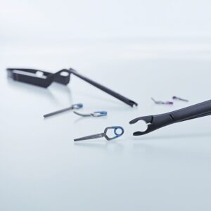Grapas. Para aneurisma tamaño estándar de material no magnético permanente en ángulo de 90 grados. Tipo: yasargil. Longitud de quijada: 7 mm. Apertura: 7.2 mm. Fuerza en gramos: 200. Pieza.