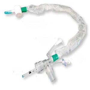Sistemas. Sistema de succión cerrado para paciente con tubo endotraqueal conectado a ventilador 16 Fr contiene: Un tubo de succión de cloruro de polivinilo, con marcas de profundidad cada 1 o 2 cm empezando por lo menos a partir de los 20 cm hasta por lo menos 40 cm y una marca tope. Dos a cuatro orificios laterales en la punta proximal del tubo envuelto en una camisa de polietileno transparente ensamblada a una pieza en forma de "T" o "L" transparente con puerto para irrigación con una o dos conexiones laterales cónicas con entrada macho de 15 a 16 mm de diámetro externo y una conexión cónica con entrada hembra de 15 mm de diámetro interno en la parte central en su extremo distal se encuentra ensamblada la válvula para controlar la succión con conexión estriada universal. Incluye etiqueta de identificación para control. Estéril y desechable. Pieza.